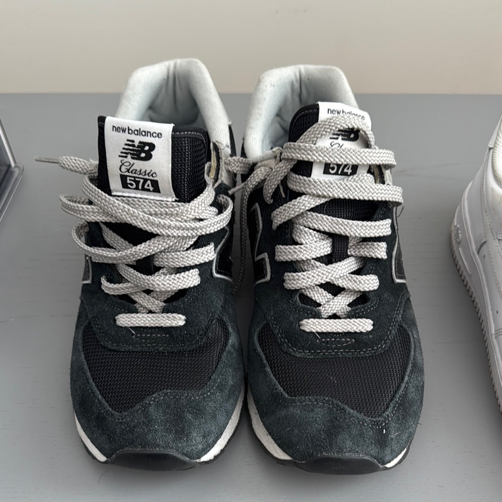 New Balance Black and White Athletic Shoes Sleek Design